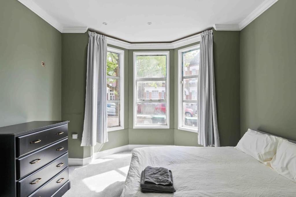 Modern 3 Bed Apartment In Tottenham Londen Buitenkant foto